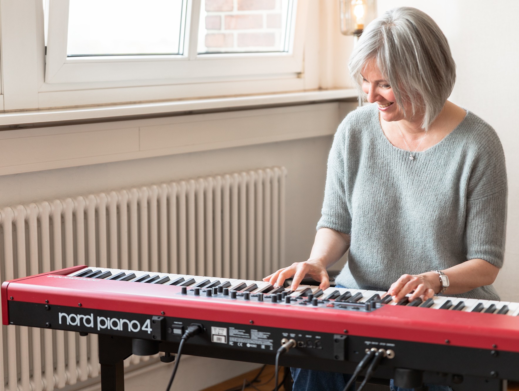 Mirja Rothschädl begleitet den Gesangsunterricht am Keyboard in ihrem Hamburger Studio